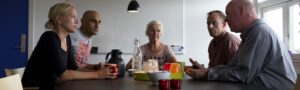 fem personer om et bord