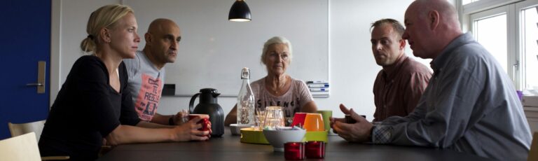 fem personer om et bord