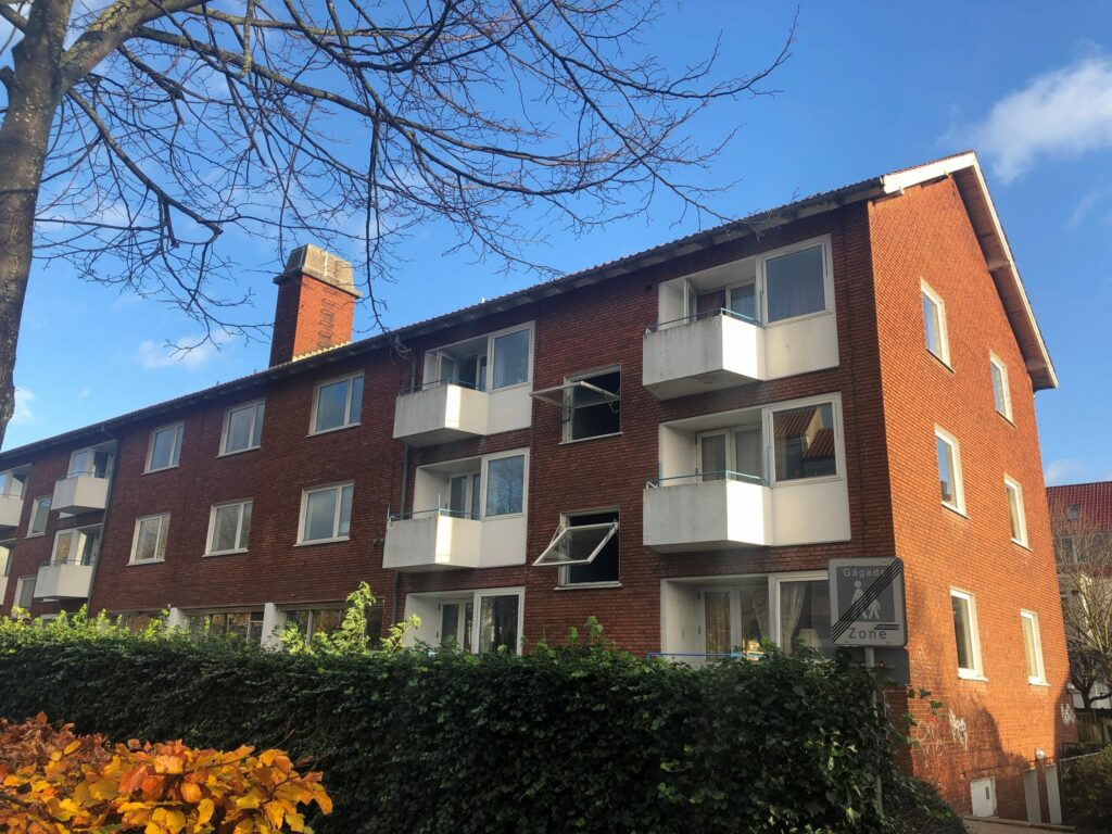 Stort rødt hus med lejligheder