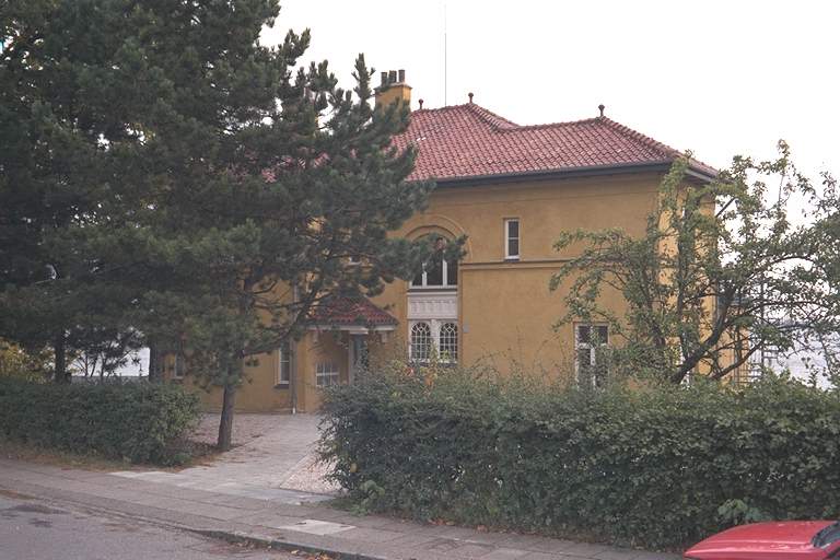 Stor gul palævilla med havudsigt