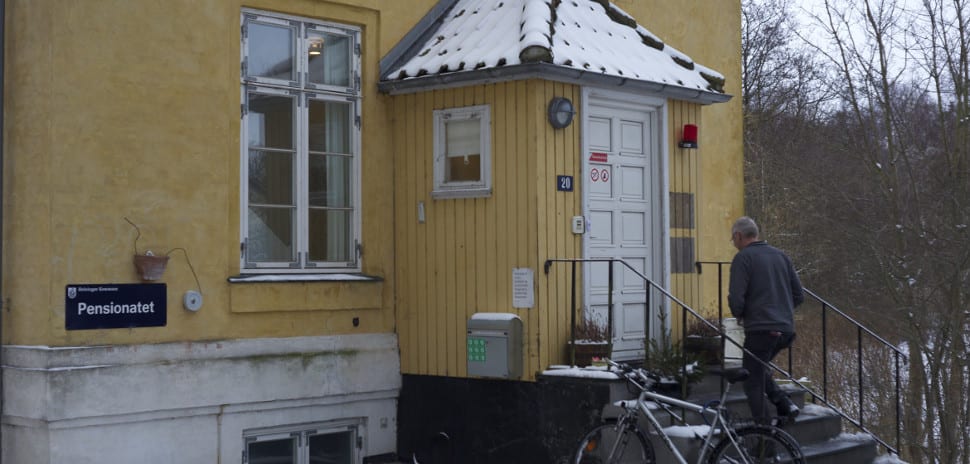 Mand på vej op ad trappe.