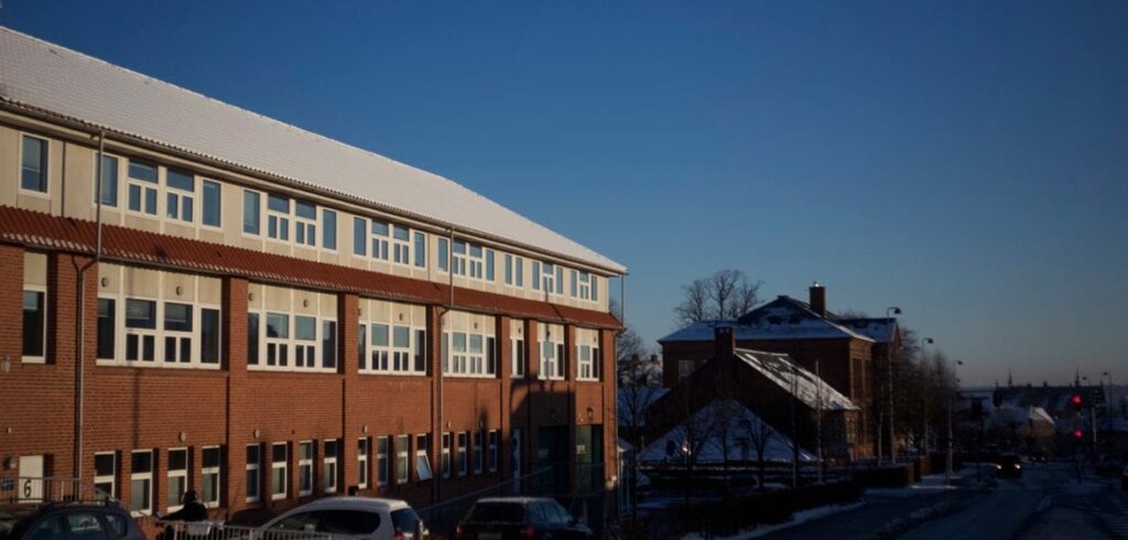 Stort rødt murstenshus