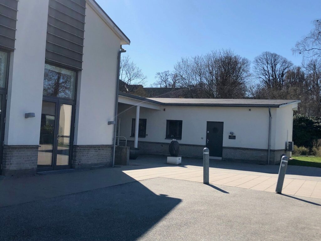 Hvid moderne bygning